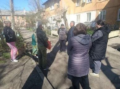 6 апреля в Червоногвардейском районе состоялась встреча руководителя Управы Антона Гринзовского с жителями жилого массива Курупской возле дома №176/10 по улице Черепановых