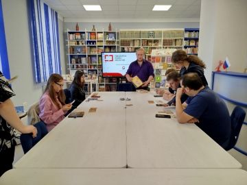 На событийной площадке Центральной городской библиотеки им. М. Горького царила особая атмосфера! За настольными играми собрались люди разных возрастов, увлечённо погружённые в миры приключений, стратегий и дружбы