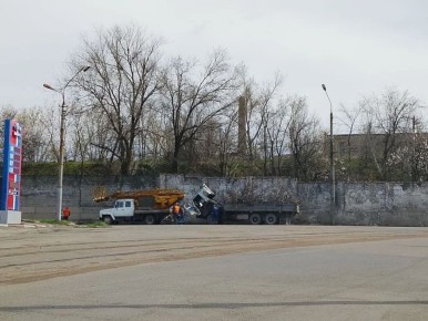 7 апреля, в рамках мероприятий по благоустройству в весенний период Филиалом № 3 «Макеевский металлургический завод» ООО «ЮГМК ДОНЕЦК» проведены работы по обрезке веток вдоль ограждения предприятия по ул. Металлургической