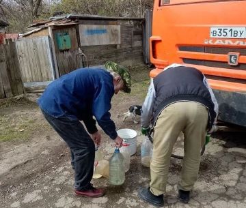 В Кировском внутригородском районе при поддержке региона-шефа Московская область продолжается подвоз воды для жителей домов, в которые в установленный графиком день не поступила вода