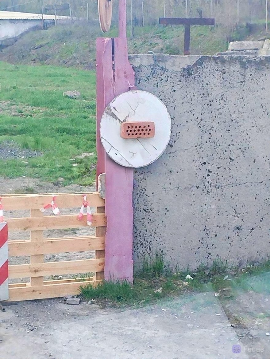 Вам тоже стало интересно, что там за забором участка в Макеевке, раз висит ТАКОЙ знак?