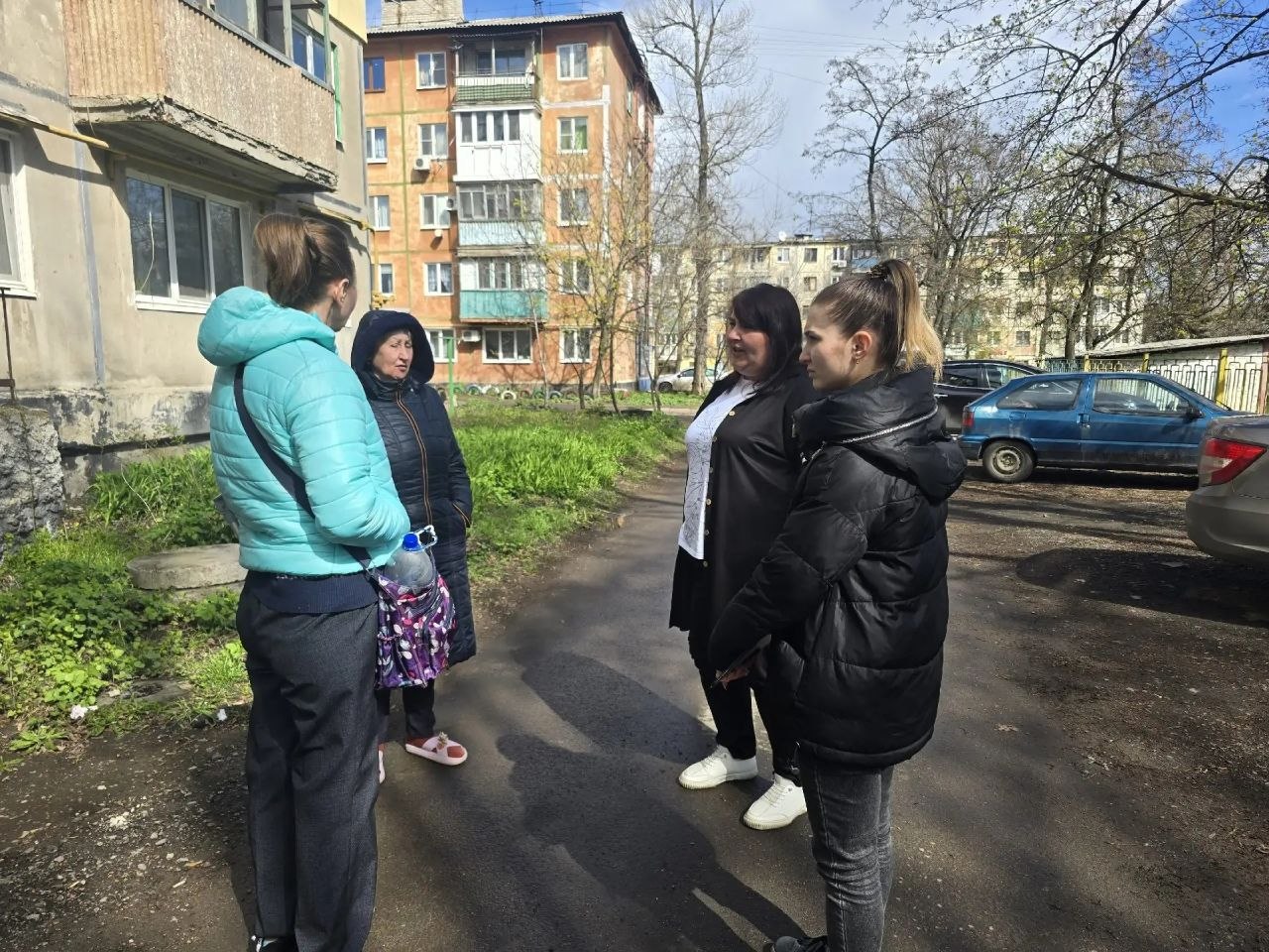 По поручению Главы ДНР Дениса Пушилина, 8 апреля, спикер-активист Татьяна Синяговская провела встречу с жителями Кировского района по адресу: квартал Химик, 9
