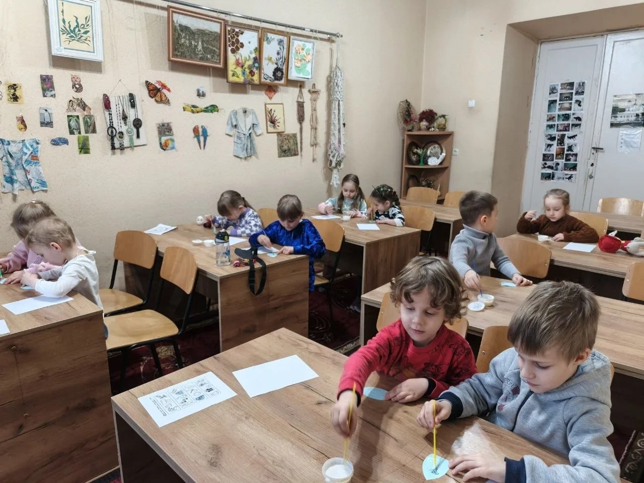 В рамках проведения Недели космоса в России в МБУ "Городской дворец культуры им. В.Г. Кирсановой" прошел мастер-класс по изготовлению аппликаций на космическую тематику "Космические ракеты"