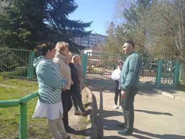 6 апреля, депутат Макеевского городского совета Константин Чертов провел встречу с населением на подведомственной территории по адресу: г. Макеевка, м-н Зеленый, 82