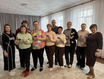 Сегодня, 9 апреля, в Советском внутригородском районе городского округа Макеевка в торжественной обстановке вручили партийные билеты и нагрудные значки новым членам Единой России