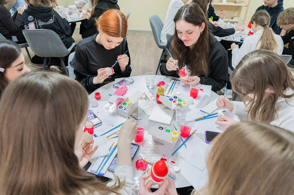 Более 500 юных жителей ДНР объединили мастер-классы по русской культуре