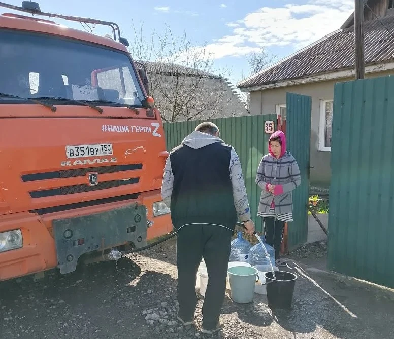 В Кировском внутригородском районе при поддержке региона-шефа Московская область продолжается подвоз воды для жителей домов, в которые в установленный графиком день не поступила вода