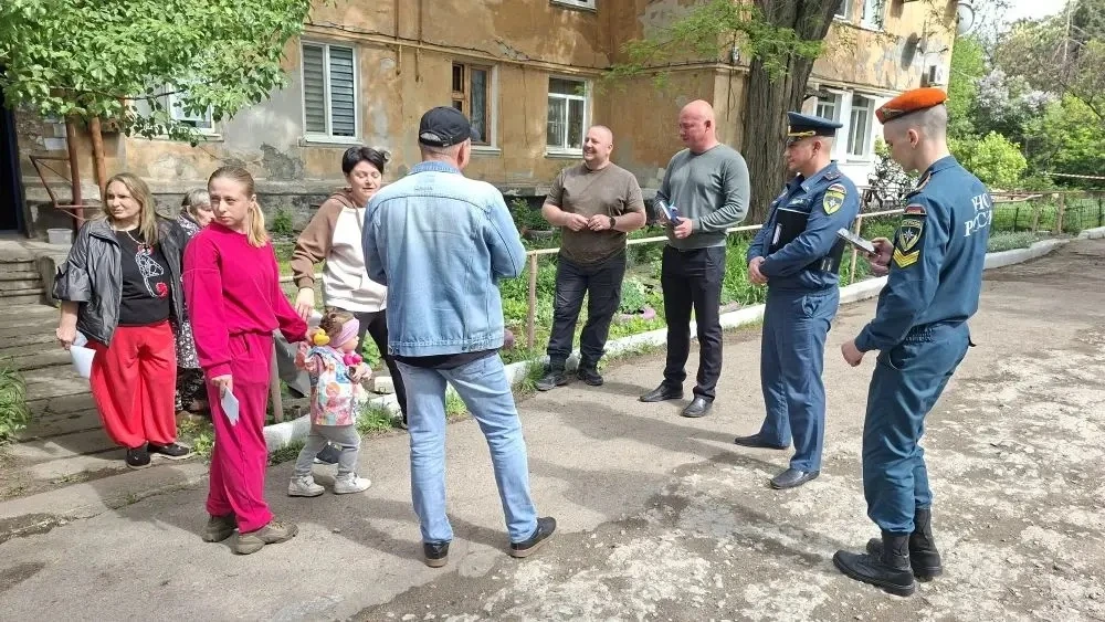 Первый заместитель руководителя Управы Горняцкого внутригородского района Администрации городского округа Макеевка Максим Козловский совместно с депутатом Народного Совета ДНР Максимом Королюком, а также представителем МЧС...