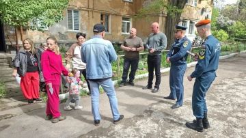 Первый заместитель руководителя Управы Горняцкого внутригородского района Администрации городского округа Макеевка Максим Козловский совместно с депутатом Народного Совета ДНР Максимом Королюком, а также представителем МЧС...
