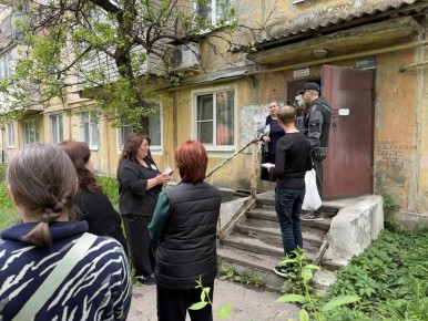 По поручению Главы ДНР Дениса Пушилина, 14 мая, спикер-активист Татьяна Синяговская провела встречу с жителями Кировского района по адресу: квартал Химик, 18