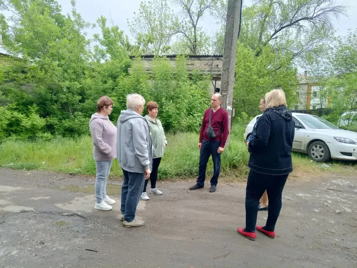 Депутат Макеевского городского совета Андрей Гречун провел встречу с населением на подведомственной территории по адресу: г. Макеевка, ул. Холмогоровская, 13