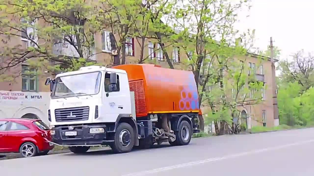 Сегодня, 14 мая, с целью приведения территории в надлежащее санитарное состояние силами МУП АГМ «Перспектива» проведены работы по механизированной уборке проезжей части автодороги по ул. Чудской