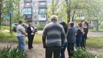 Сегодня, 19 мая, в Советском внутригородском районе депутат Макеевского городского совета первого созыва Алена Трякина встретилась с жителями жилого массива Ханженково-Северный возле Детского сада № 79