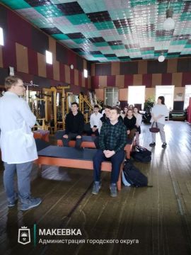В макеевской поликлинике провели беседы с пациентами и профориентационную встречу