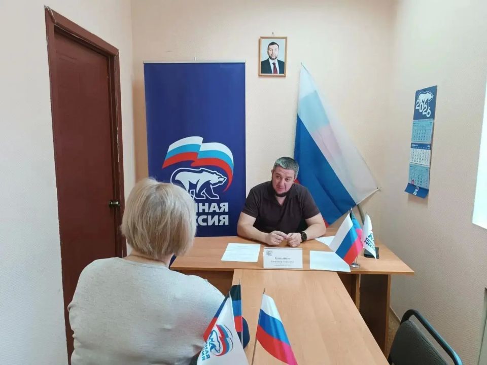 Сегодня, 20 мая Александр Камышов, депутат Народного совета ДНР первого созыва провёл приём граждан в Общественной приемной Председателя партии «Единая Россия» Червоногвардейского района городского округа Макеевка