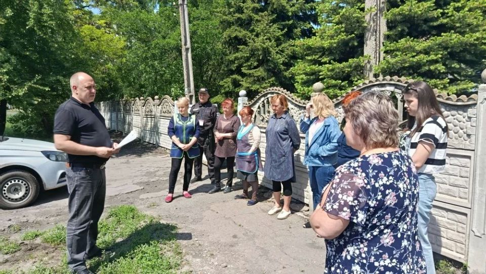 20 мая в рамках поручения Главы Республики Дениса Пушилина, руководитель Управы Советского внутригородского района Администрации городского округа Макеевка Сергей Савельев провел встречу с населением вблизи Детского сада №...