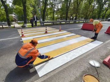 #СОДЕРЖАНИЕ_СВОД за сутки. Продолжаем приводить в порядок элементы дорожной инфраструктуры в рамках содержания автомобильных дорог общего пользования: нанесли горизонтальную и вертикальную разметку на автодорогах: