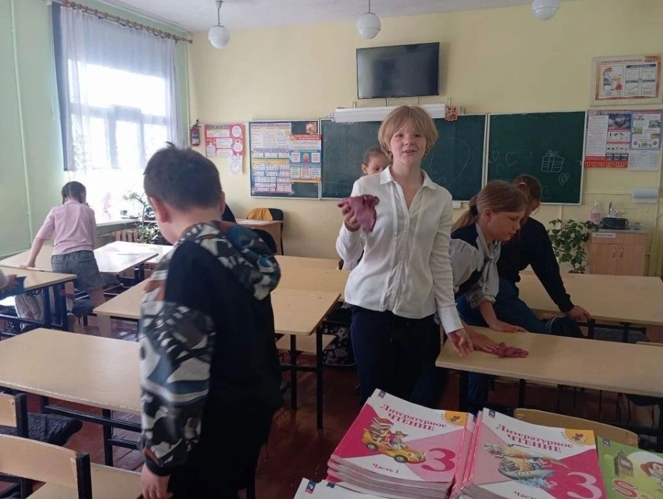 Сегодня, 22 мая в Червоногвардейском районе ученики ГБОУ «Основная школа № 25 городского округа Макеевки» и активисты первичного отделения № 588 партии «Единая Россия» приняли участие в акции «Маленькие добрые дела»
