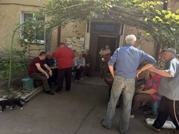 В Червоногвардейском районе прошла встреча с жителями жилого массива Восточный возле дома № 56 по улице Ферганской в рамках партийного проекта Единой России «Управдом»