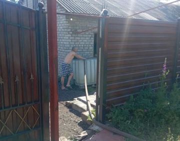 В Кировском внутригородском районе при поддержке региона-шефа Московская область продолжается подвоз воды для жителей домов, в которые в установленный графиком день не поступила вода