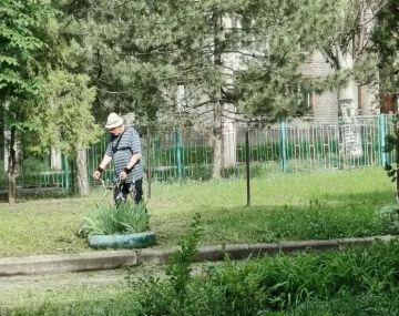 В рамках реализации акции «Маленькие добрые дела», с целью приведения территории в надлежащее санитарное состояние в Кировском внутригородском районе города Макеевки предприятиями, организациями и учреждениями района...