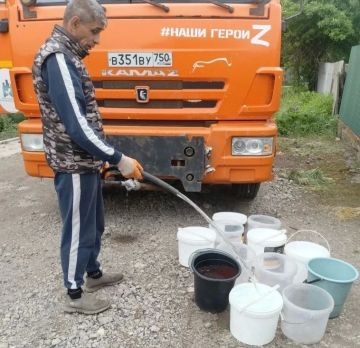 В Кировском внутригородском районе при поддержке региона-шефа Московская область продолжается подвоз воды для жителей домов, в которые в установленный графиком день не поступила вода
