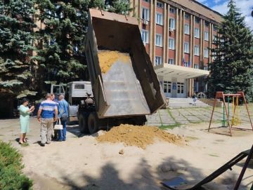 В преддверии празднования Дня защиты детей, в рамках акции «Маленькие добрые дела», в Кировском внутригородском районе города Макеевки произведен завоз песка на детские площадки