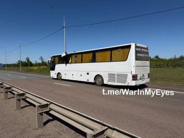Последствия прилета ударного БПЛА в автобус Макеевка - Севастополь в районе Еленовки вчера ночью