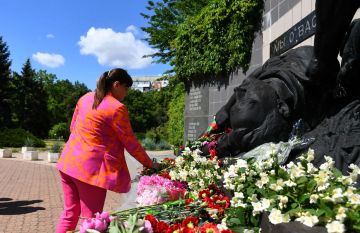 Сегодня возложила цветы к Памятнику погибшим воинам-интернационалистам