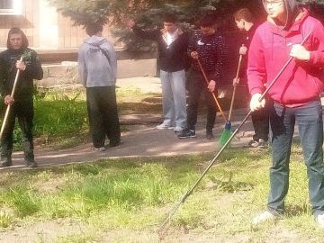 28 мая, в рамках акции «Чистый четверг» учащиеся Государственного бюджетного профессионального образовательного учреждение «Макеевский транспортно-технологический колледж« провели работу сбору мусора с улицы, тротуаров...