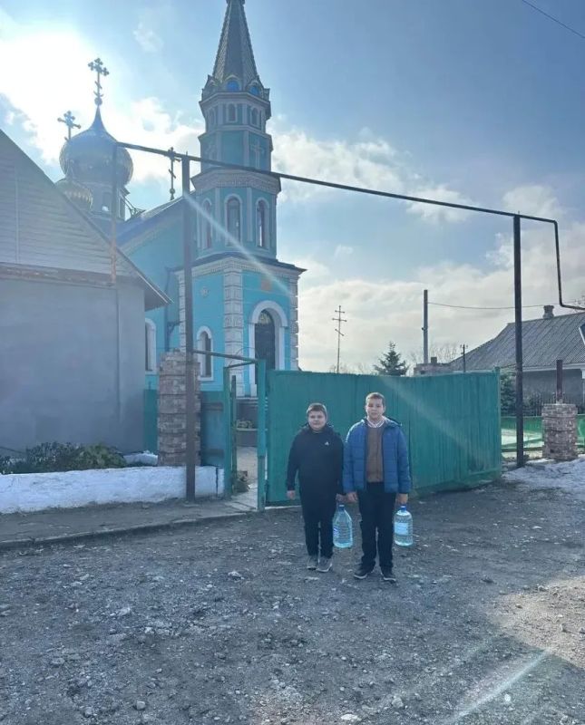 В рамках акции «Маленькие добрые дела» ГБОУ «Основная школа № 20 городского округа Макеевка» ДНР оказала помощь нуждающимся жителям района, обеспечив поднос питьевой воды