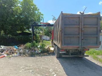 В рамках акции «Маленькие добрые дела» сотрудники ГУП ДНР «Донснабкомплект» взялись за масштабную уборку несанкционированных накоплений вокруг контейнерных площадок на территории микрорайона МакеевкаЗападная