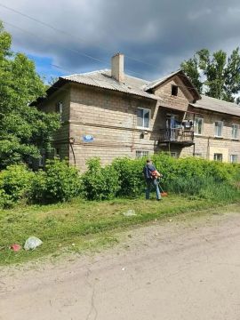 На территории Горняцкого внутригородского района проходит работа по покосу сорной растительности