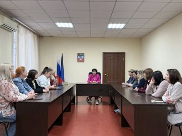 3 июня в Советском внутригородском районе председатель Макеевского городского совета Валентина Харлашка провела встречу с трудовым коллективом филиала № 13 Республиканского центра по предоставлению мер социальной поддержки