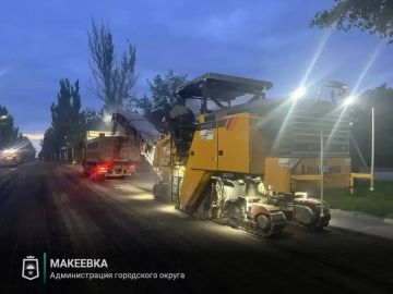 Подмосковные дорожники фрезерует покрытие на улице Островского в Макеевке