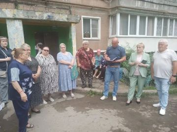 Первый заместитель руководителя Управы Горняцкого внутригородского района Администрации городского округа Макеевка Максим Козловский совместно с депутатом Народного Совета ДНР Юлией Крюковой провели встречу с населением на...