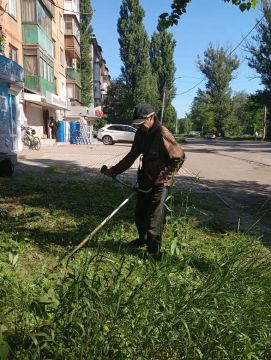 С целью приведения территории в надлежащее санитарное состояние в Кировском внутригородском районе города Макеевки силами Макеевского филиала НКО «ЕДИНЫЙ РЕГИОНАЛЬНЫЙ ФОНД ПО УПРАВЛЕНИЮ МНОГОКВАРТИРНЫМИ ДОМАМИ НА ТЕРРИТОРИИ...