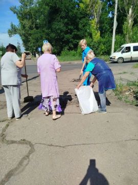 Сегодня, 11 июня, ГБУ ДНР «Городская поликлиника города Макеевки» в рамках акции «Чистый четверг» провели работы по уборке прилегающей к учреждениям здравоохранения территории по бульвару 8 Сентября
