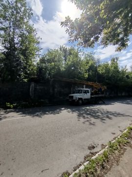Сегодня, 11 июня, в рамках благоустройства и наведения санитарного порядка Филиалом № 3 «Макеевский металлургический завод» ООО «ЮГМК ДОНЕЦК» продолжаются работы по обрезке веток вдоль ограждения предприятия по ул....