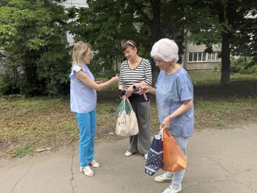 В Горняцком внутригородском районе прошла патриотическая акция: активисты раздали жителям ленточки в цветах флага Российской Федерации