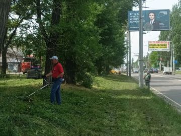 На территории Горняцкого внутригородского района проходит работа по покосу сорной растительности