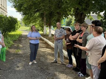 16 июня состоялась встреча депутата городского совета Алены Трякиной с гражданами вблизи дома № 1 по улице Волгоградская, пгт Нижняя Крынка