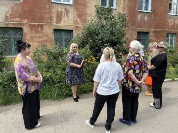 22 июня, в рамках поручения Главы ДНР Дениса Пушилина, депутат Макеевского городского совета Донецкой Народной Республики первого созыва Оксана Бевцык провела встречу с населением возле дома № 8 по улице Вокзальной