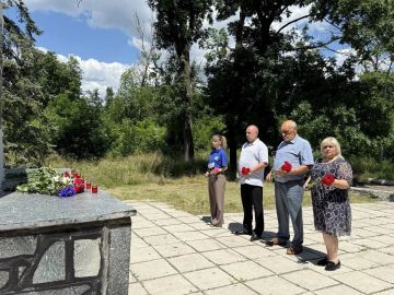 В Советском внутригородском районе городского округа Макеевка состоялось возложение цветов к Братской могиле шахтеров и Советских воинов, приуроченное ко Дню памяти и скорби