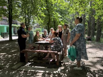 Депутат Макеевского городского совета Александр Рыжков провел встречу с населением на подведомственной территории по адресу: г. Макеевка, м-н Зеленый, 81