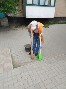 Единым региональным фондом по управлению многоквартирными домами ДНР (МКД ДНР) проводятся работы по наведению санитарного порядка по адресу: м-н Зеленый, д.11, д.12., д. 36, д.38, д.39, д.46, д.47