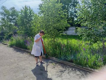 Сегодня, 2 июля, сотрудники ГБУ ДНР «Городской противотуберкулёзный диспансер г. Макеевки» в рамках акции «Чистый четверг» по благоустройству и уборке территории учреждения: покос травы, сбор видимого мусора, уборку...