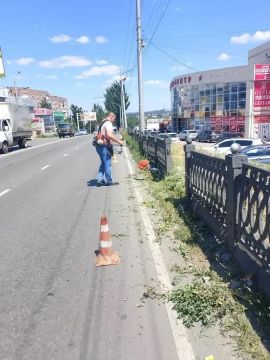 На территории Горняцкого внутригородского района продолжается работа по покосу сорной растительности