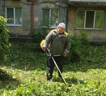 Сегодня, 7 июля, с целью приведения территории в надлежащее санитарное состояние в Кировском внутригородском районе города Макеевки силами Макеевского филиала НКО «ЕДИНЫЙ РЕГИОНАЛЬНЫЙ ФОНД ПО УПРАВЛЕНИЮ МНОГОКВАРТИРНЫМИ...