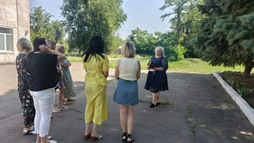 Сегодня, 8 июля, в Советском внутригородском районе депутат Макеевского городского совета первого созыва Оксана Бевцык провела встречу с жителями возле дома № 31 по улице Скнарева
